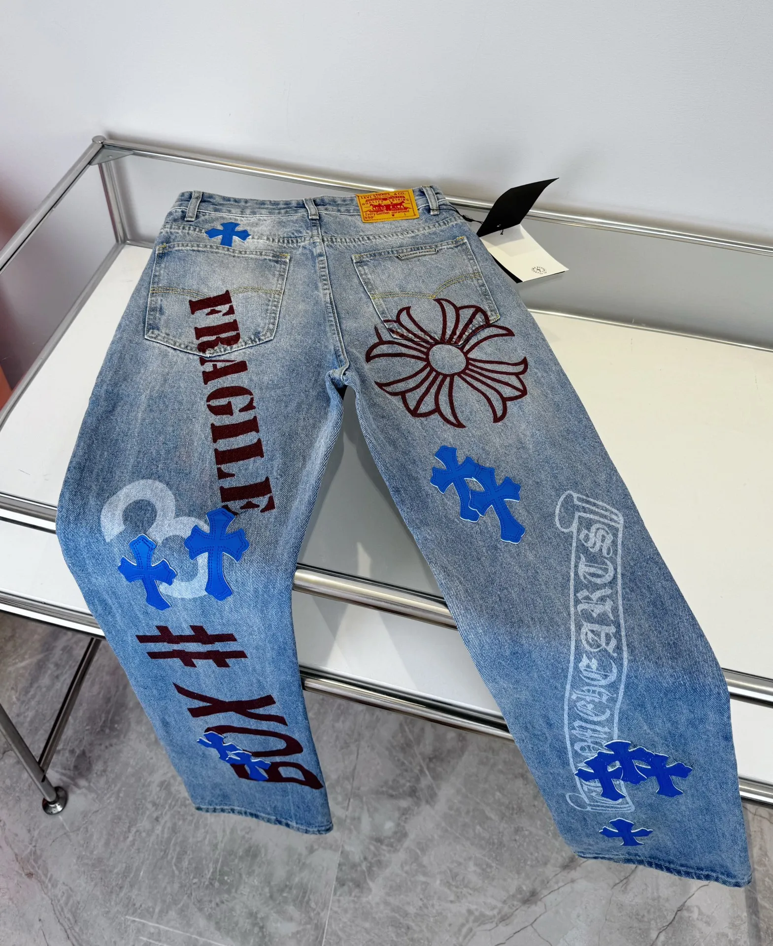 🅿️290 Style No.: D71 Chroe Hets CH Chroe Hetzer washed blue jeans, ceiling-level jeans, a pair is hard to find at the counter‼ ️ About Zangyin ✅ This is an extremely luxurious fashion brand that can also be called the aristocracy of the high street. It has always been an exclusive brand for some hipsters or the rich second generation. The color of this model is already very eye-catching by using a unique washed material. It is decorated with pink patchwork cross flowers, which cleverly highlights the charm of the brand. Secondly, this model adopts a classic high-waist cut design, which highlights the long legs and fashionable temperament of the upper body. The brand is highly recognizable and the slim-fitting configuration is more suitable for daily wear. The personality will be fashionable and the specifications can be seen at a glance. Materials and technology ✅ Needless to say, this point goes without saying. As an excellent craftsman brand, Zangyin's requirements for details and craftsmanship are really perfect. The washed color of this model has gone through a lot of processes, not to mention the embellishment of the denim appliqués. It is also purely handmade and sewn. Just like what they believe in, only handmade things have soul and have the meaning of wearing. A top-notch heavy-duty fashionable denim item, recommended by both hands‼ ️Size# 28 30 32 34